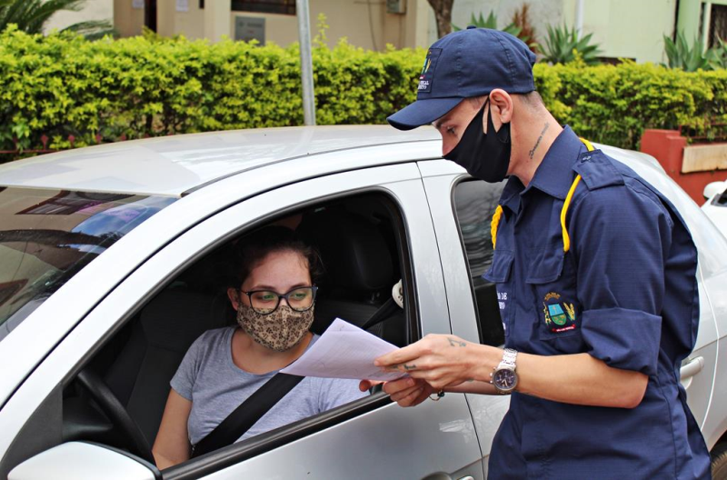 Fiscais de trânsito realizam trabalho de orientação com os condutores